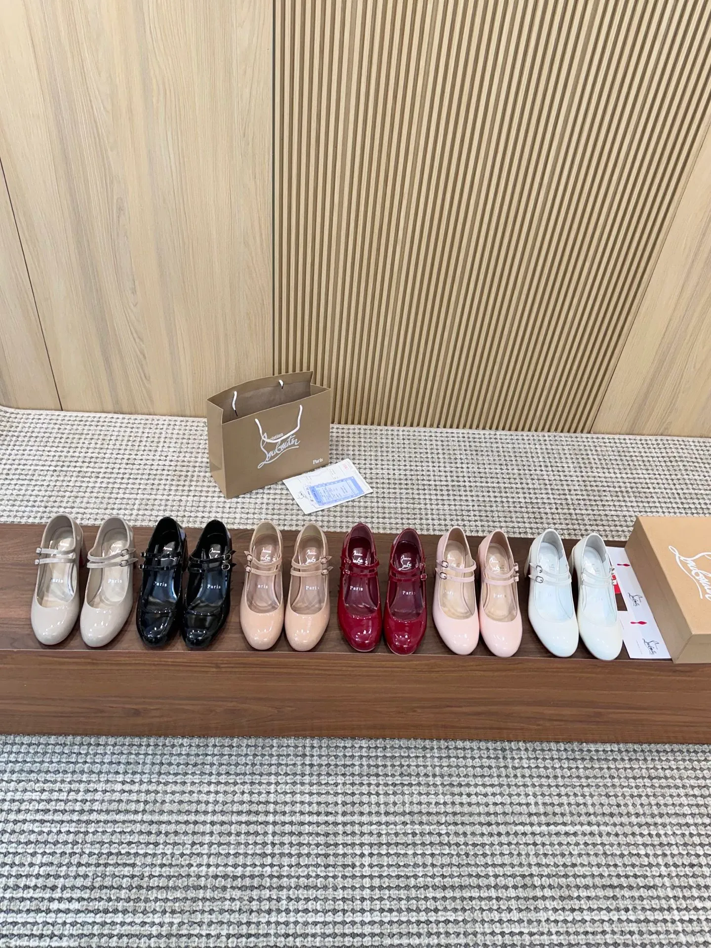 👟👟Ex-factory price 480👟👟 Genuine leather sole +40 Year-round shipment💝Christian Louboutin CL👠 "Patent Leather Series" Noble and luxurious, real blingbling👟👟 Real materials, all customized by the pattern maker, and the materials are made of original customized materials to achieve the taste of the original 6 color options💍Upper: Imported👉cow patent leather💪 Lining: Sheepskin foot pad/lining Code number: 34-40.41.42 Heel height: 6.5cm Genuine leather sole Rubber sole